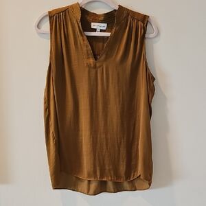 Gibson Latimer V-Neck Sleeveless Blouse in Brown
